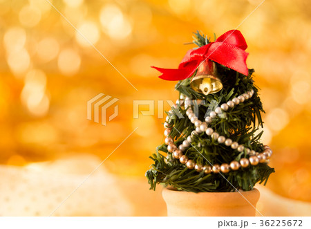 クリスマス　クリスマスツリー　リボン　クリスマスカラー　ゴールド 36225672