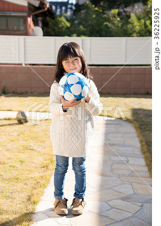 サッカーボールを持つ女の子の写真素材