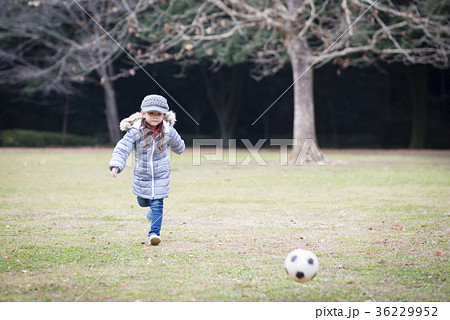 冬の公園で遊ぶ女の子 36229952