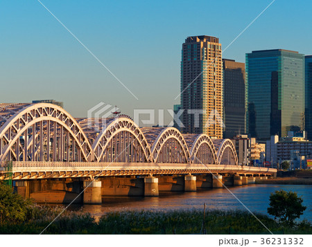 夕日に照らされる十三大橋と大阪キタの街並み 夕日に照らされる十三大橋と大阪キタの街並み 36231332