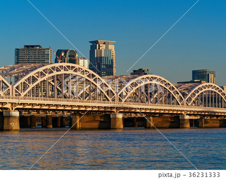 夕日に照らされる十三大橋と大阪キタの街並み 36231333