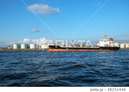 港を出港するタンカー 36231446