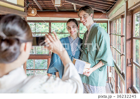 インバウンドツーリスト　女将　旅館　宿泊　浴衣　温泉 36232245