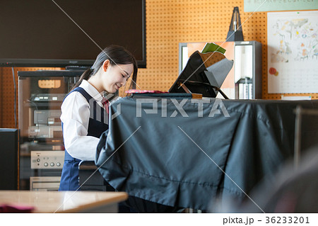 高校生　ピアノ　音楽室 36233201