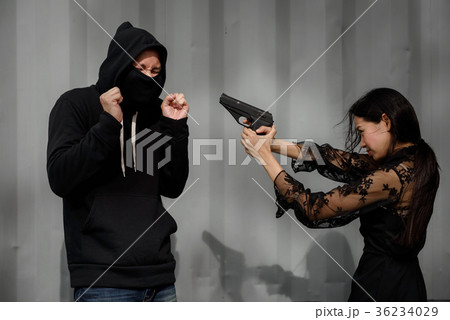 robber Man pointed gun by female police 36234029