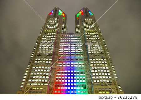 カラフルな夜の東京都庁の写真素材
