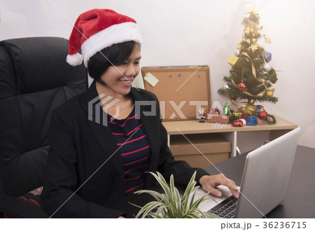 Business women sitting work so happy. Business women sitting work so happy. 36236715