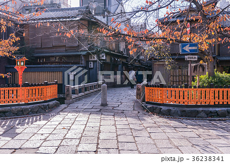 日本の秋 京都 祇園 巽橋と伝統的建造物群の写真素材