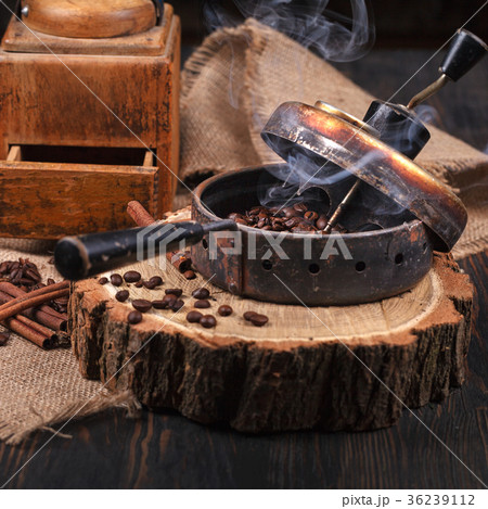 The device for roasting coffee beans. The device for roasting coffee beans. 36239112