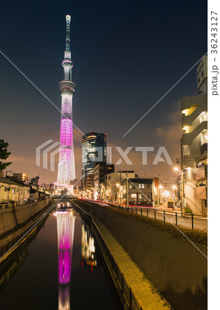 Tokyo Skytree at night time with Tokyo cityscape. 36243127