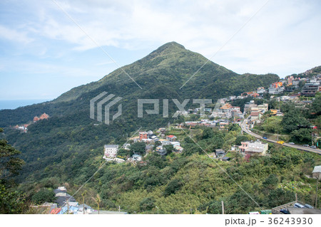 台湾　九份（きゅうふん）　基隆山（鶏籠山）と山あいの町並み 36243930