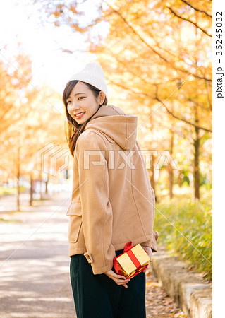プレゼントを隠し持つ女性 プレゼントを隠し持つ女性 36245032