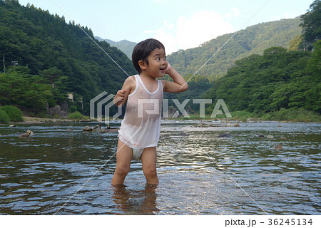 川遊び　川で遊ぶ子ども　夏休み 36245134