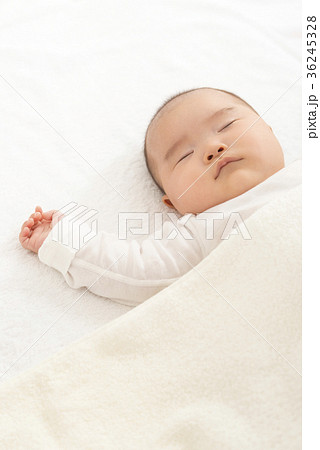 眠っている赤ちゃん 36245328