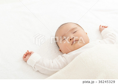 眠っている赤ちゃん 36245329