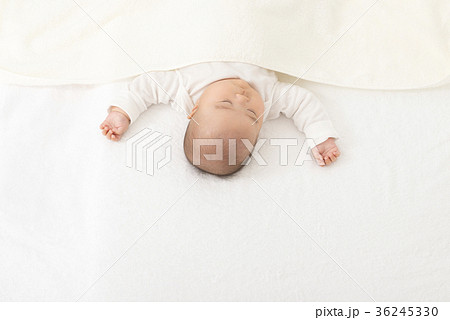 眠っている赤ちゃん 36245330
