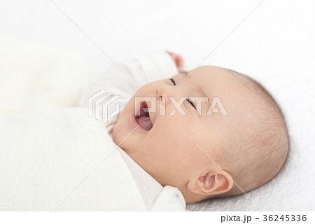笑顔の赤ちゃん 笑顔の赤ちゃん 36245336
