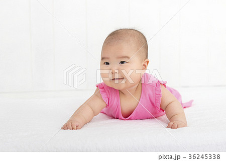 ハイハイをする赤ちゃん 36245338