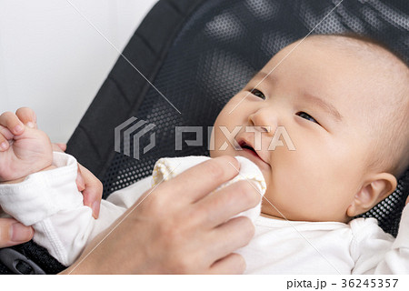 赤ちゃんの口を拭く 36245357