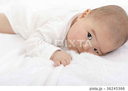 布団に寝転がる赤ちゃん 36245366