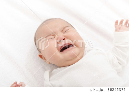 赤ちゃんの泣き顔 36245375