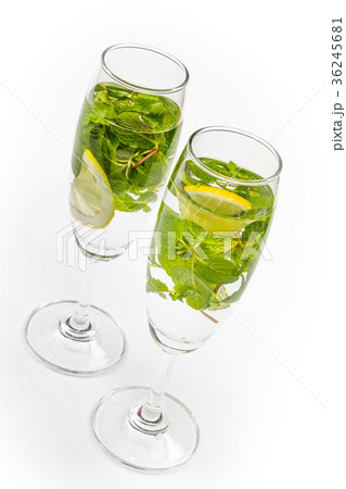 ミントとレモンのミネラルウォーター Lemon and mint of mineral water 36245681