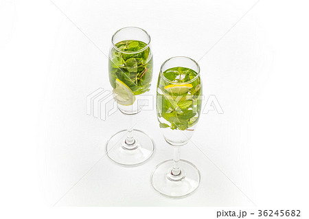 ミントとレモンのミネラルウォーター Lemon and mint of mineral water 36245682