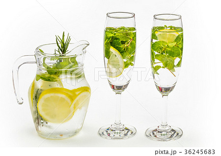 ミントとレモンのミネラルウォーター Lemon And Mint Of Mineral Waterの写真素材