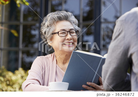 老眼 高齢者 老人 36246872
