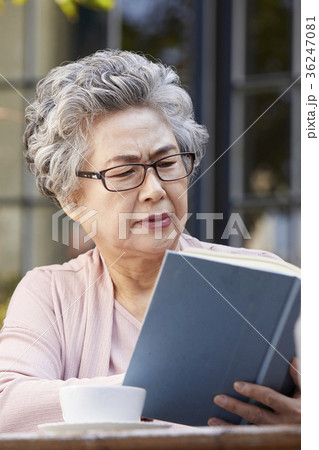 高齢者 老人 読書 36247081