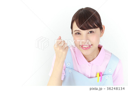 ガッツポーズをする幼稚園の先生　若い女性 36248134