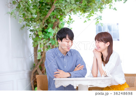 幸せそうな若いカップル　若い男性と女性　大学生　西洋風の家 36248698