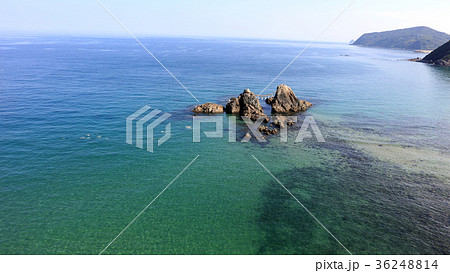 福岡県糸島市志摩桜井 夏の二見ヶ浦夫婦岩 福岡県糸島市志摩桜井 夏の二見ヶ浦夫婦岩 36248814