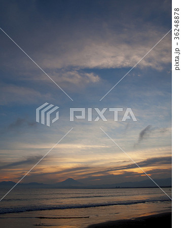 夕暮れの海と富士山のシルエット 夕暮れの海と富士山のシルエット 36248878