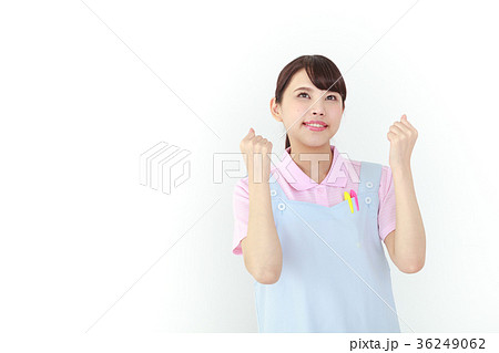 ガッツポーズをするヘルパー　若い女性　目線外し 36249062