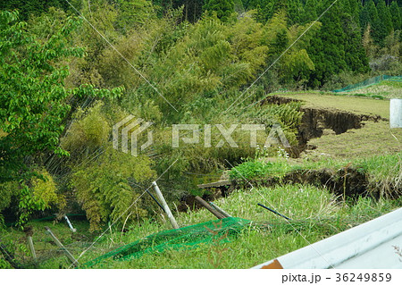 2016年4月の熊本地震で崩れた南阿蘇村の田 36249859