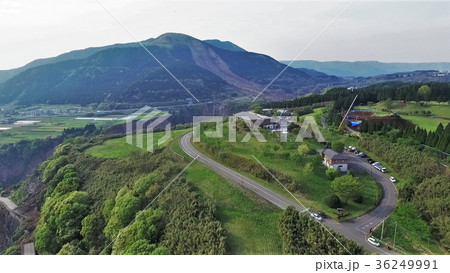 2016年4月の熊本地震で崩れた国道57号線の阿蘇大橋付近 36249991