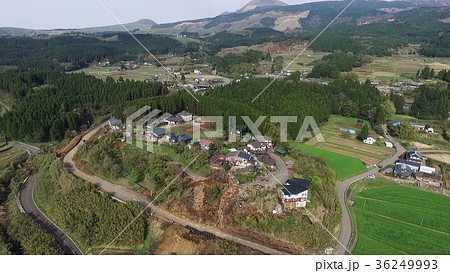 2016年4月の熊本地震で崩れた南阿蘇村ペンション付近の道路 36249993