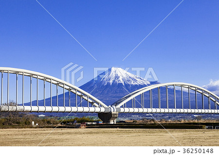 富士山と水管橋、静岡県富士市富士川河川敷にて 36250148