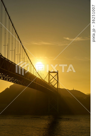 下関から北九州を望む関門橋の夜明け 36251007