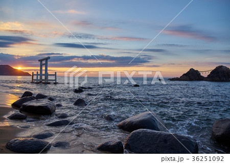 夕景の桜井二見ヶ浦の夫婦岩 夕景の桜井二見ヶ浦の夫婦岩 36251092