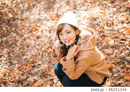 女性　落ち葉 36251144