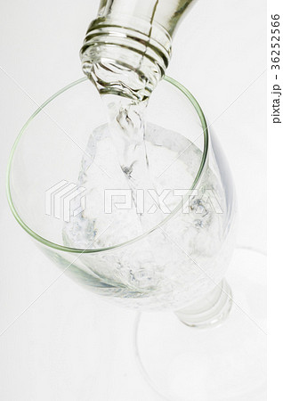 水を注ぐ 36252566