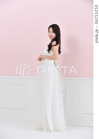 花嫁 ウェディングドレス 女性 36253250