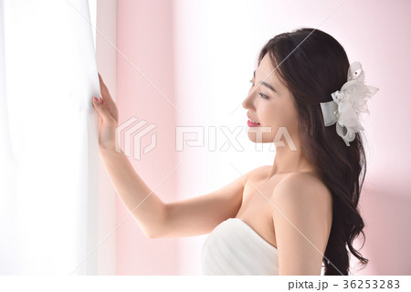 花嫁 ウェディングドレス 女性 36253283
