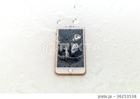 濡れたスマートフォン 36253538