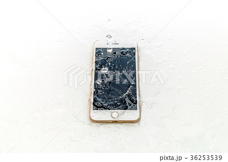 濡れたスマートフォン 36253539
