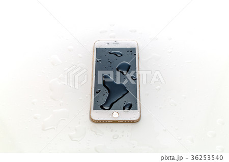濡れたスマートフォン 36253540