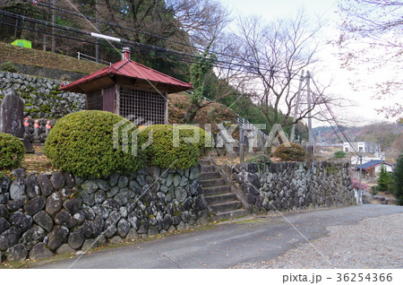 信州の文化財　飯島町田切　関の地蔵堂と旧街道　伊那街道の関所に建つ　地蔵尊を祀る 36254366