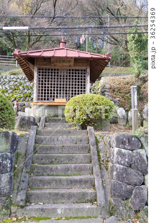 信州の文化財　飯島町田切　関の地蔵堂　伊那街道の関所に建つ　地蔵尊を祀る 36254369